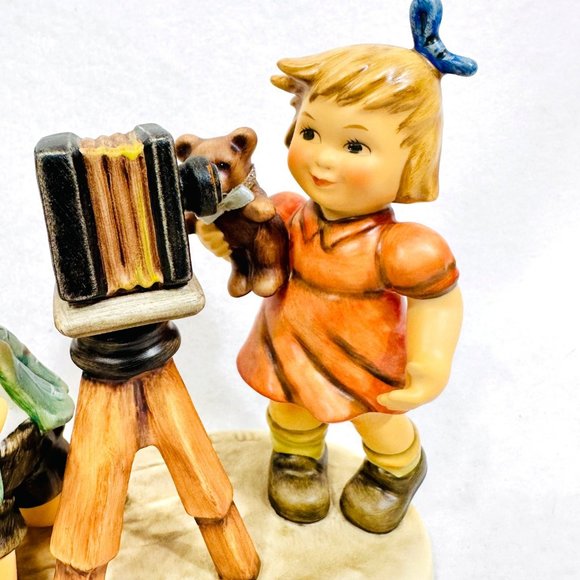 Goebel Hummel #2132 "Camera Ready" 25th Anniversary Edition TMK8 - Picture 3 of 16